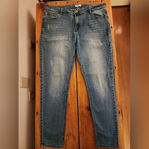Size 12/31 Kensie Effortless Mid Rise Ankle Jeans.